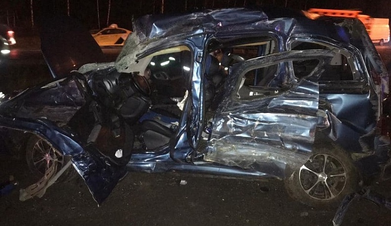 В Калужской области фура «Скания» на встречке протаранила легковушку и влетела в столб