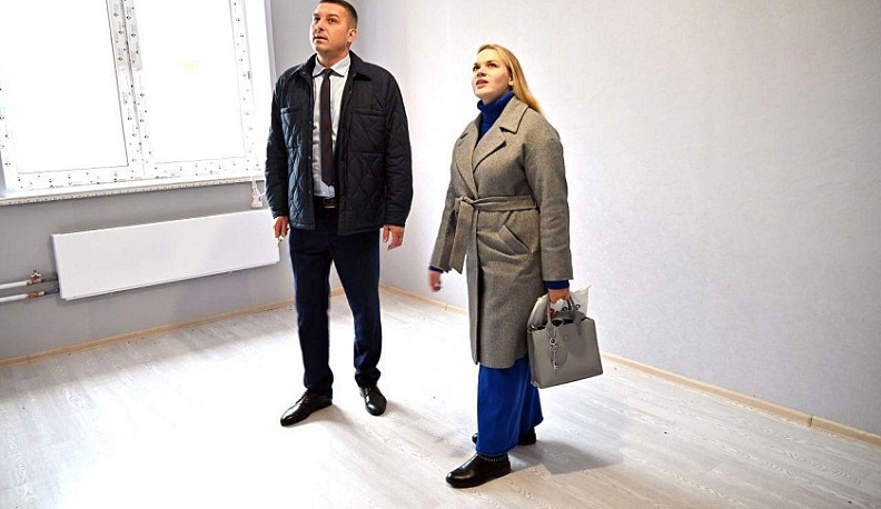 В Малоярославце ключи от новой квартиры вручили супруге участника СВО 