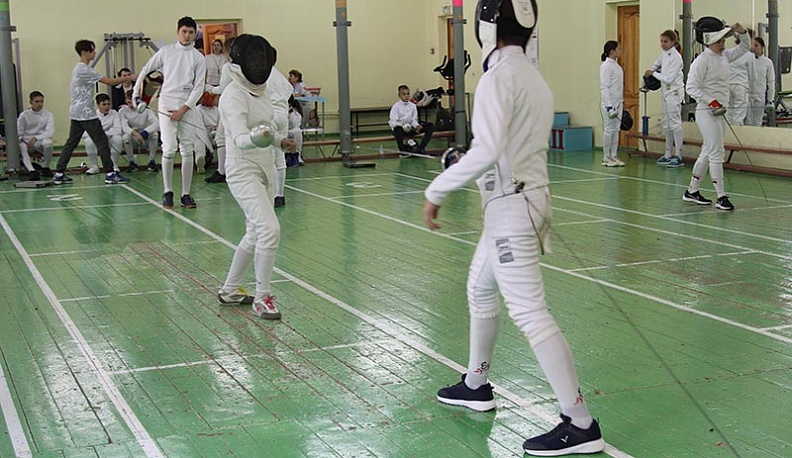 Фехтовальщики отметили праздник турниром