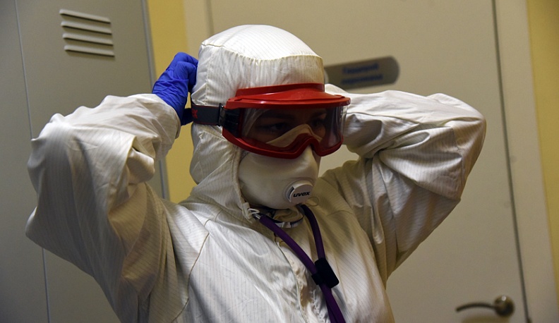 Вместо белого халата — противочумный костюм