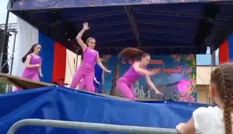 В Малоярославце выясняют, почему обрушилась сцена с танцорами во время выступления