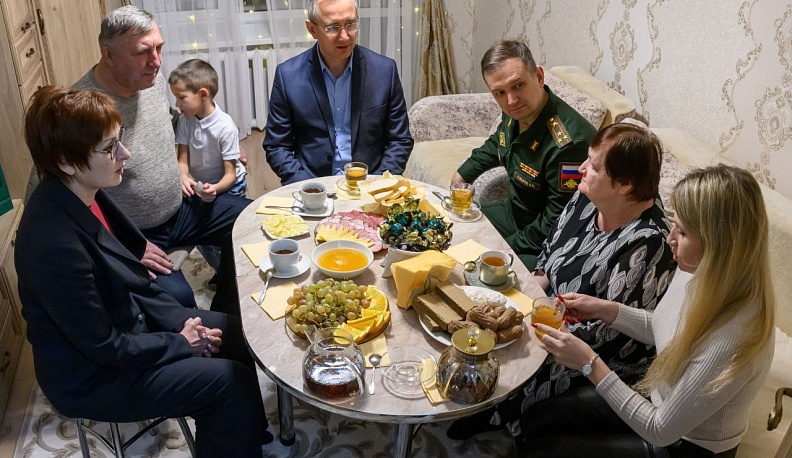 Владислав Шапша навестил семью погибшего бойца в Сосенском