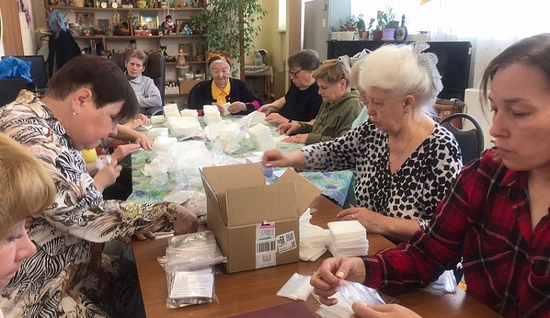 В Жуковском районе волонтеры плетут масксети и делают сухие гигиенические комплекты
