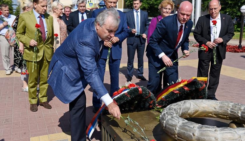 Немецкие депутаты возложили цветы к Вечному огню в Калуге
