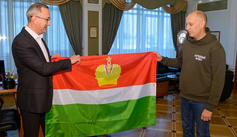 Владислав Шапша передал депутату-добровольцу флаг Калужской области