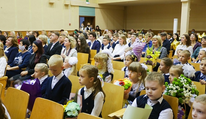 Геннадий Новосельцев поздравил школьников Кременок с 1 сентября