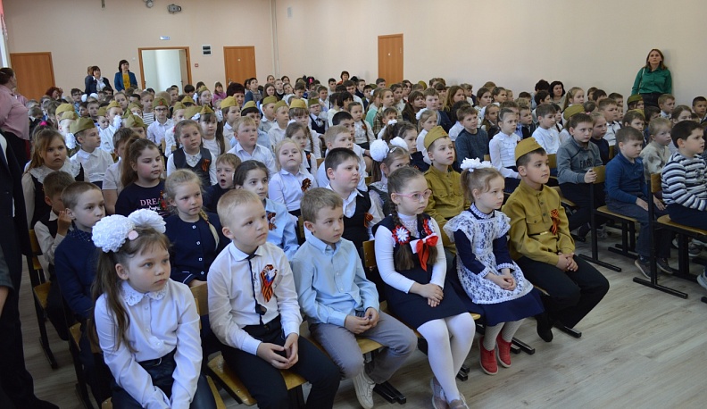 В школе Юхнова прошел поэтический фестиваль, посвященный Дню Победы