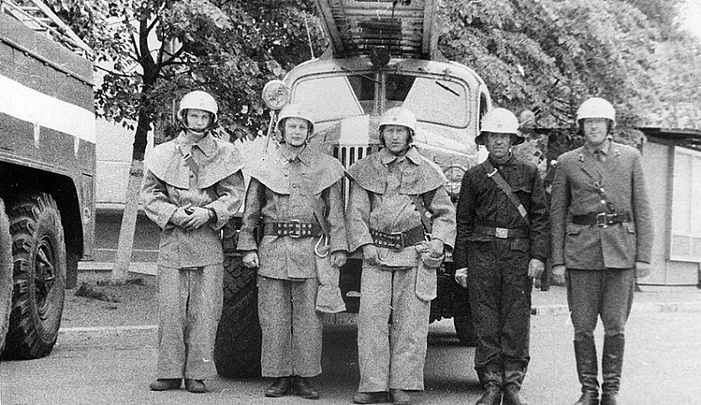 Смотр перед учениями, 1976 год. Петр Гусев второй слева.