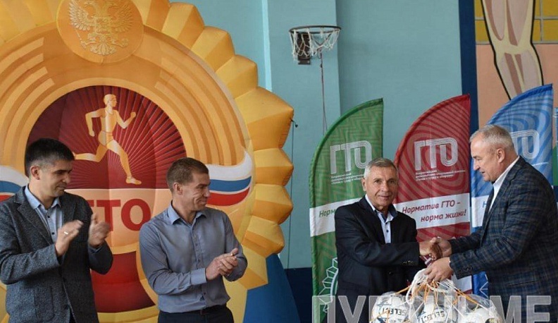 Глава калужского минспорта передал спортинвентарь школе Первомайска