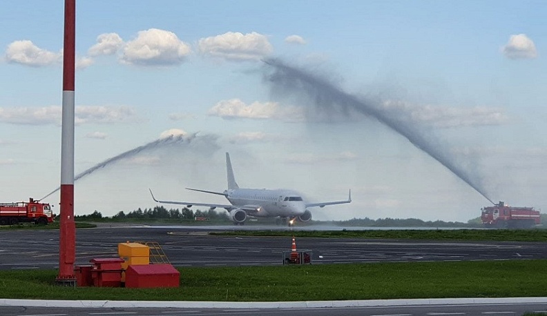 В Калуге первый рейс новой авиакомпании встретили водяной аркой