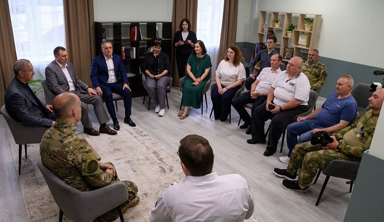 Губернатор Владислав Шапша в День России встретился с ветеранами СВО