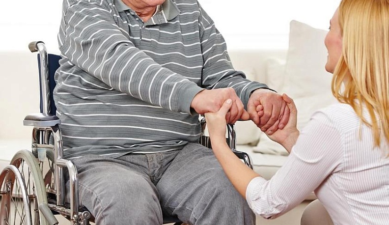 Работникам, ухаживающим за больными родственниками, могут предоставить дополнительный отпуск