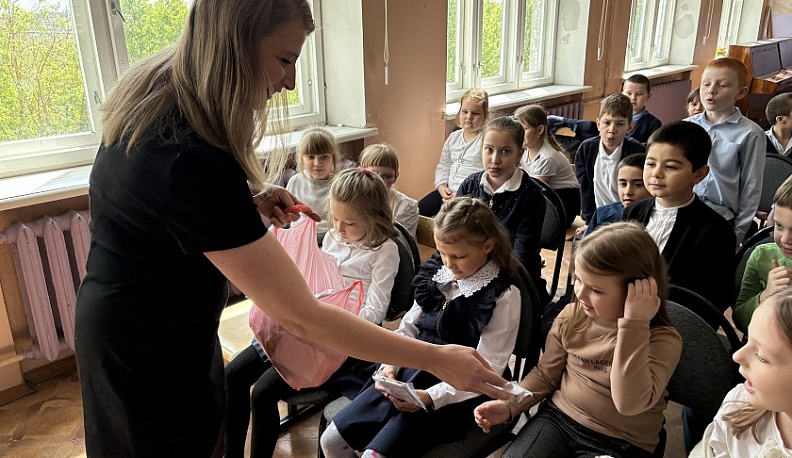 Первоклассникам калужской школы №4 рассказали о важности соблюдения ПДД