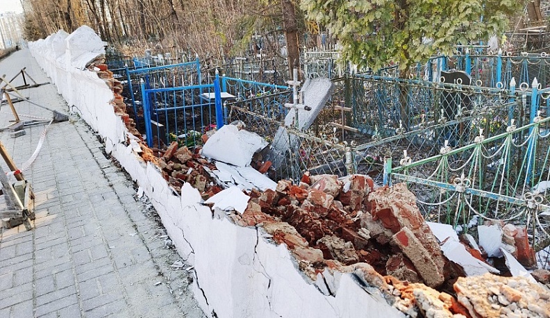 В Калуге вновь обрушился забор Пятницкого кладбища
