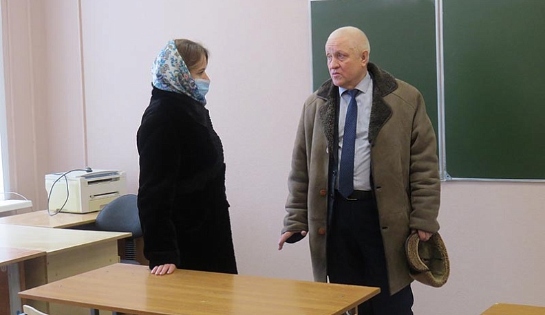 Ольга Коробова подарила девочке из кировской приемной семьи велосипед