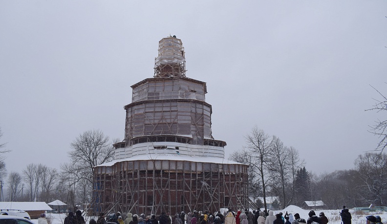 В Тарусском районе на купол храма XVIII века установили крест