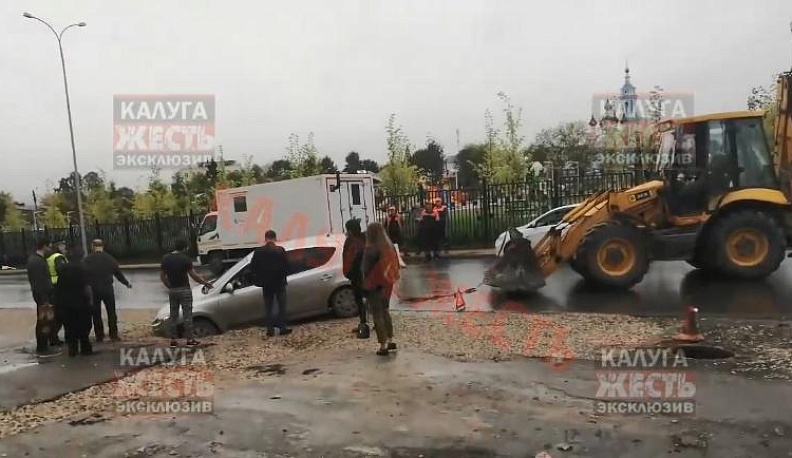 В центре Калуги машина провалилась в яму, оставленную дорожниками