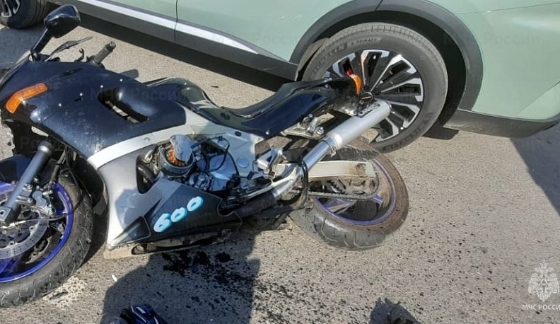 В Калуге на Зерновой мотоциклист врезался в припаркованный автомобиль