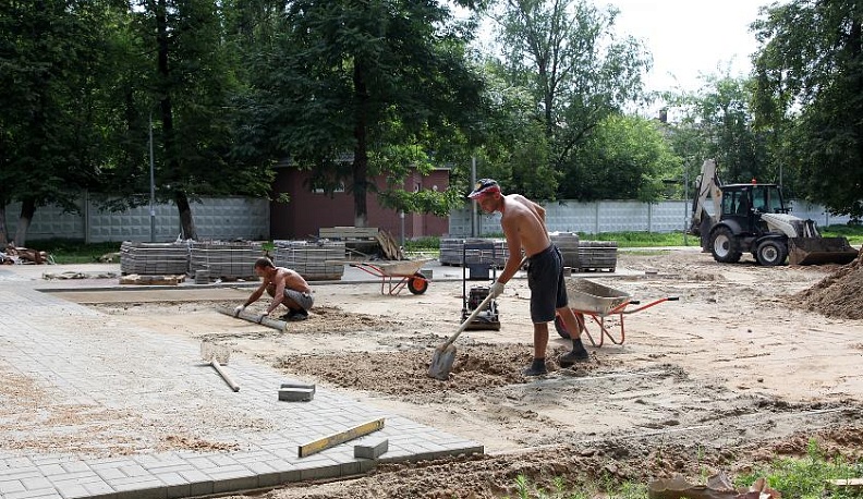 В Людинове благоустраивают центральный парк культуры и отдыха 