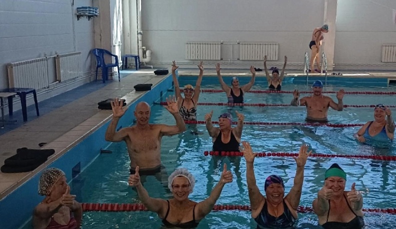 В Калуге ветераны спорта отметили День пожилого человека заплывом в бассейне