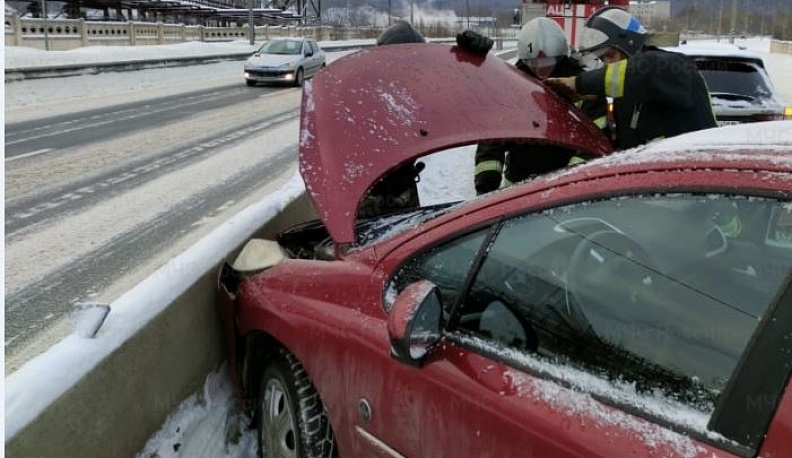 Утром в Калуге «Пежо» врезался в отбойник