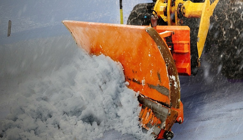 Обнинск очищают 35 снегоуборочных машин и 52 дворника