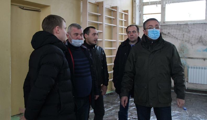 Дмитрий Денисов проконтролировал ход ремонта спортивной школы на Салтыкова-Щедрина