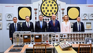 Владислав Шапша с Валерием Фальковым и Алексеем Лихачевым посетили первую в мире АЭС