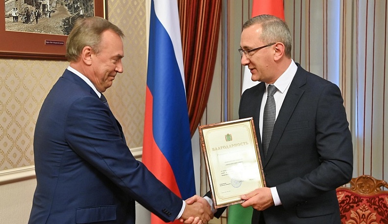 Губернатор наградил авиакомпанию «Азимут» благодарственным письмом