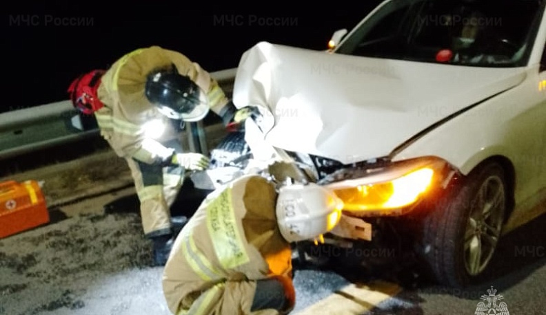 В Калужской области "БМВ" въехал в отбойник