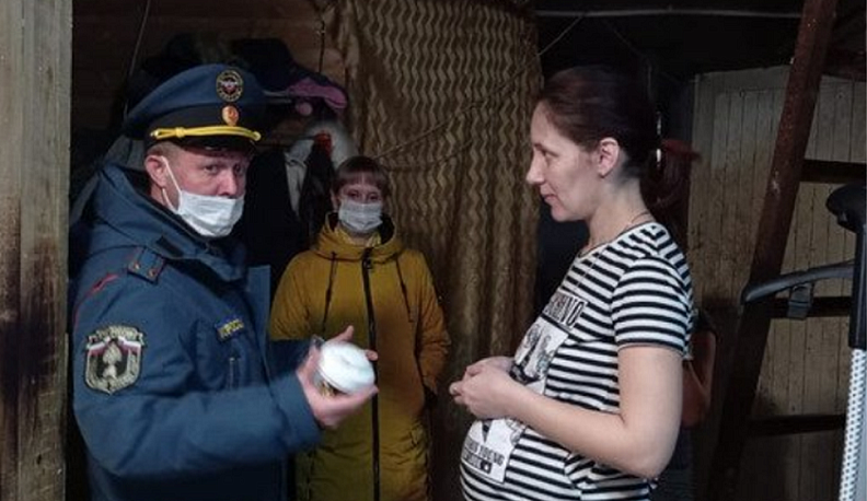 В Ферзиковском районе семьи обеспечили противопожарными извещателями