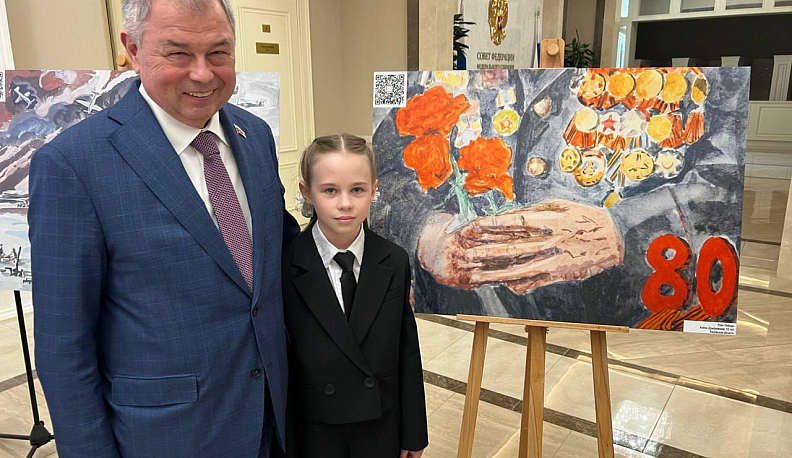 Анатолий Артамонов вручил награду калужанке, победившей во Всероссийском конкурсе