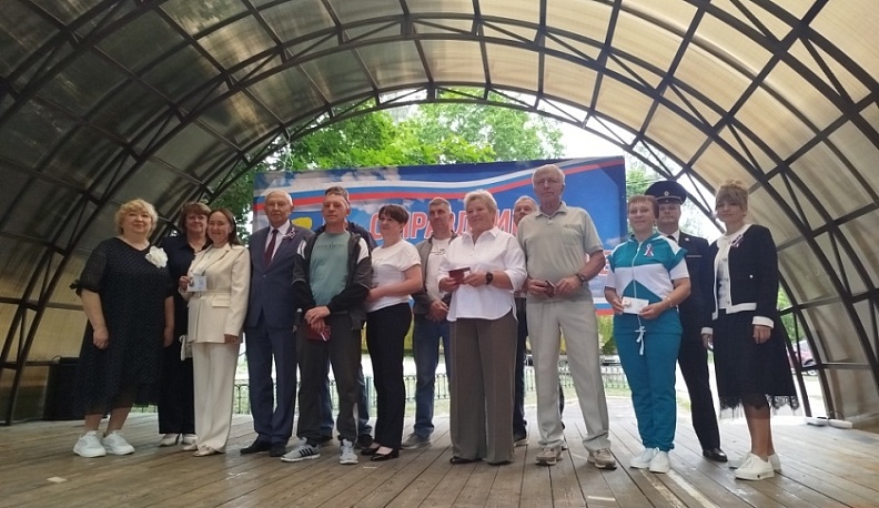 В Думиничах в честь Дня России развернули огромный триколор и провели праздничную программу