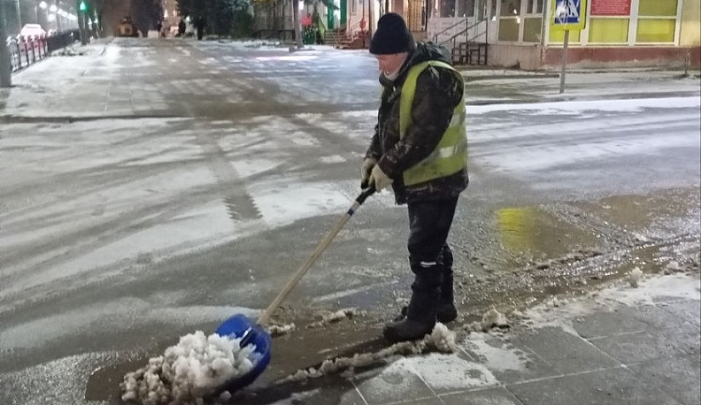 Городские службы круглосуточно обрабатывают калужские дороги
