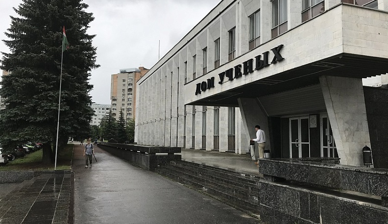 Ряды голубых елей у обнинского Дома ученых в ближайшие дни поредеют