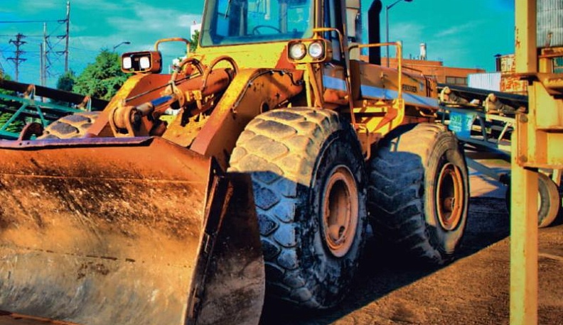 В Калужской области двоих рабочих задавило ковшом погрузчика