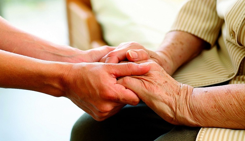 Собирать справки для компенсации по уходу за пожилыми людьми и инвалидами станет проще 