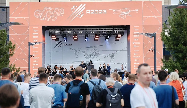 Владислав Шапша прилетел в Новосибирск на Всероссийский форум «Архипелаг»