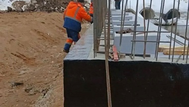 Продолжается реконструкция моста через реку Локня в Малоярославецком округе