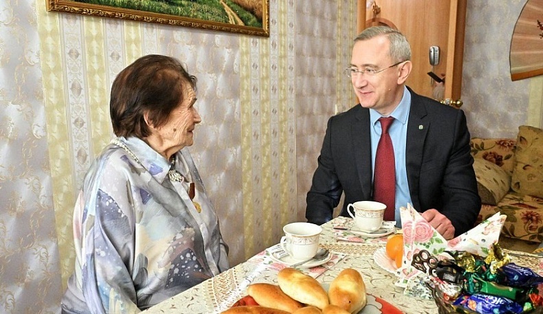 Владислав Шапша навестил труженицу тыла в Кировском районе