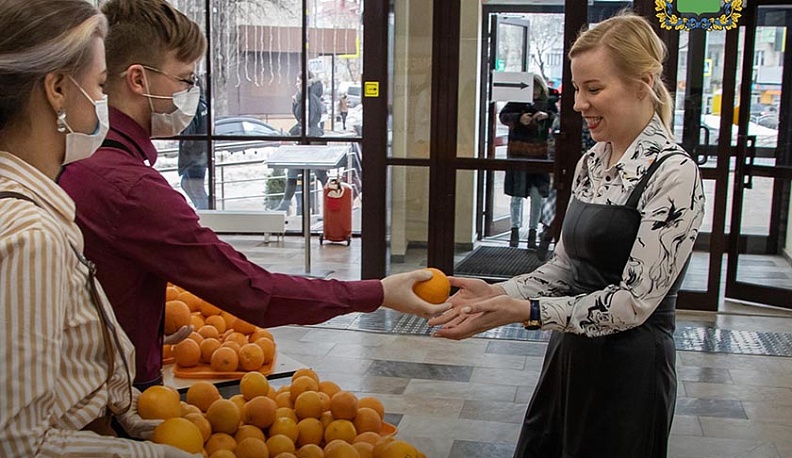 Калужские волонтеры решили дарить девушкам апельсины