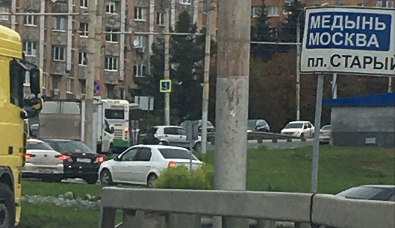 Авария возле «шарика» заблокировала въезд в центр Калуги со стороны Анненок и Правобережья