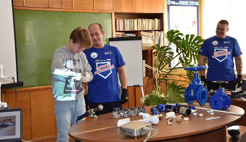 «Служба водной помощи» встретилась с молодыми коллегами