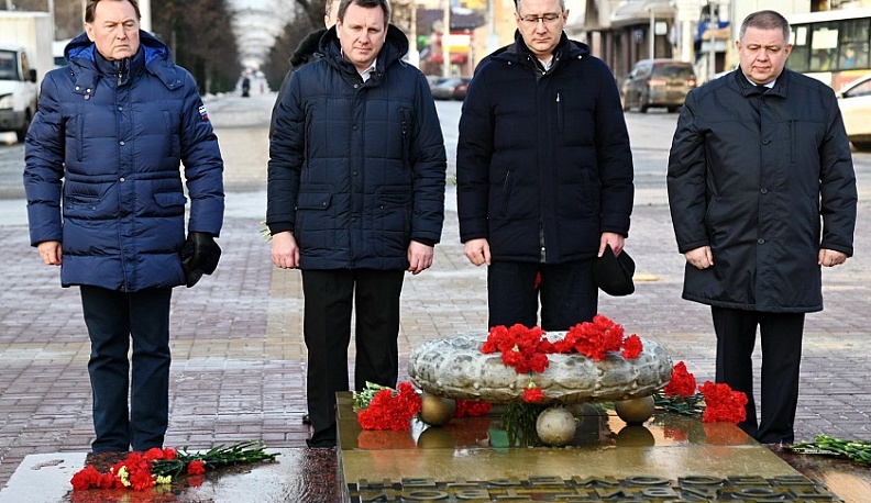 Владислав Шапша возложил цветы к Могиле неизвестного солдата в Калуге