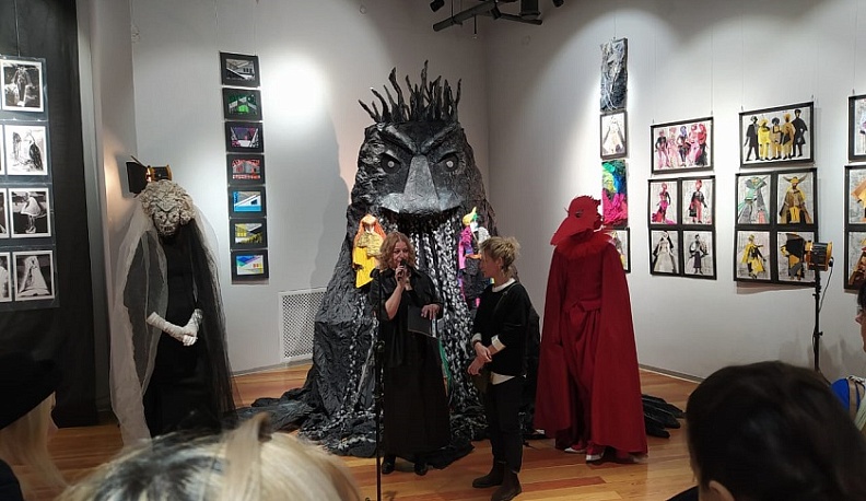 В выставочном зале калужского ИКЦ приоткрыли тайну сценического костюма