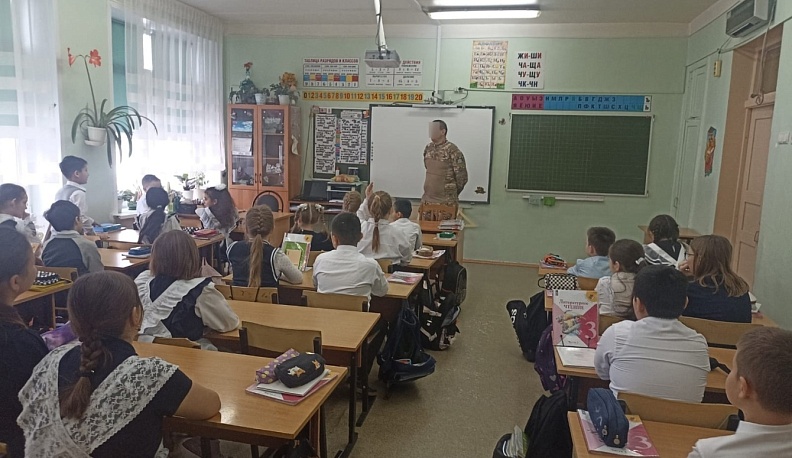 В Жуковском районе прошел Урок мужества от педагога и участника СВО