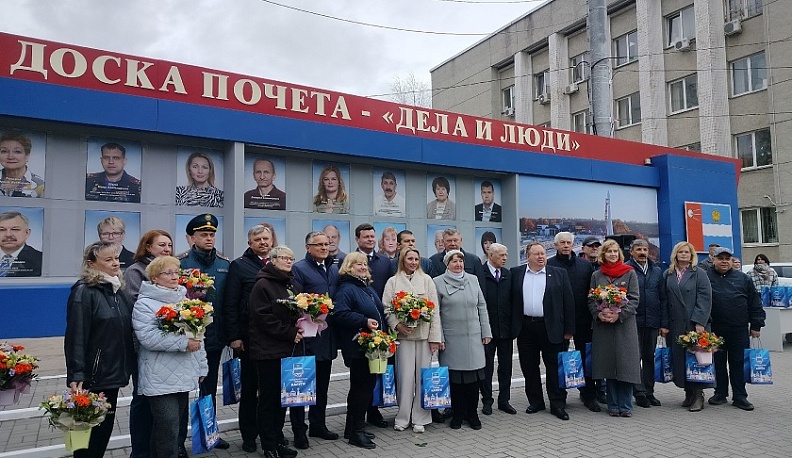 В преддверии Праздника Весны и Труда в Калуге обновили Доску почета