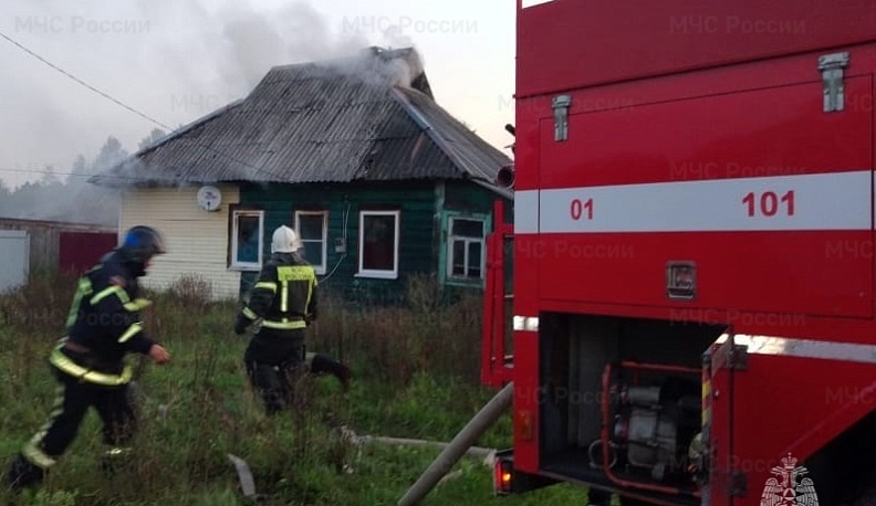 В Калужской области рано утром загорелся жилой дом