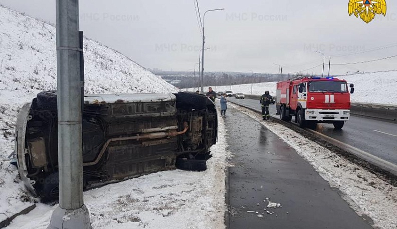 В Калуге на Южном обходе иномарка съехала на обочину и перевернулась
