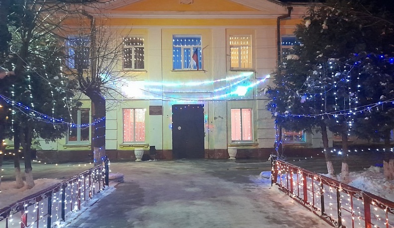 В Спас-Деменске на центральной площади установили новогоднюю ель